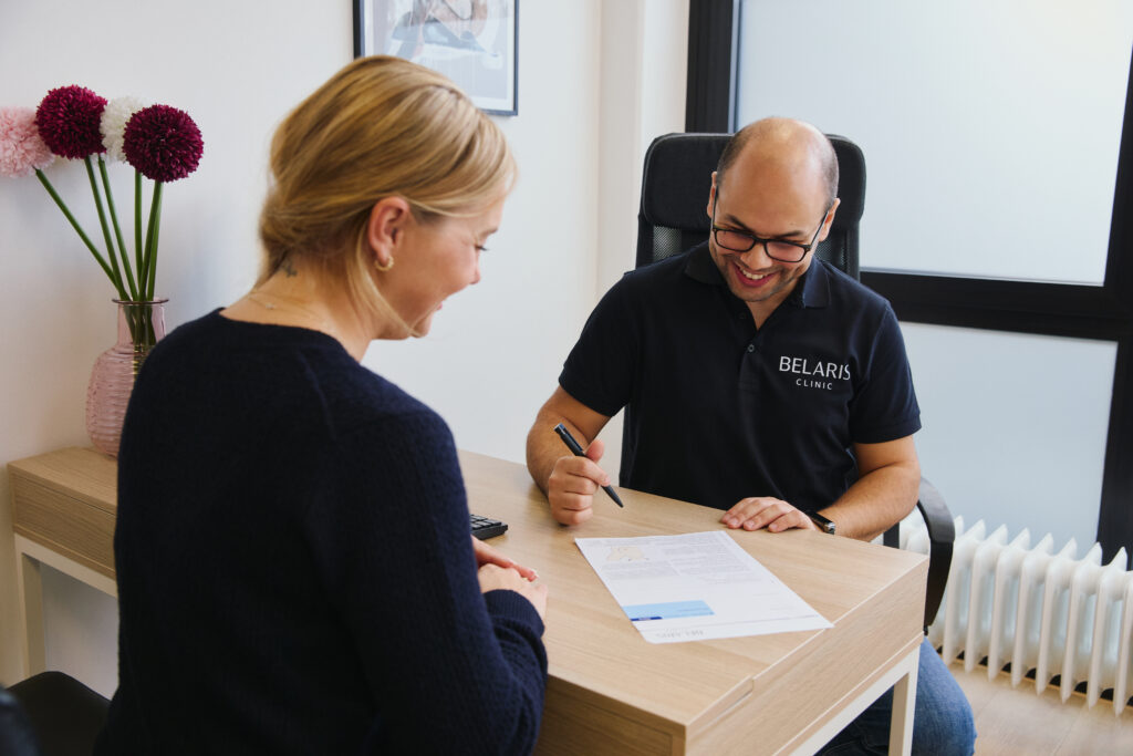 Facharzt berät zu Behandlungsmöglichkeiten